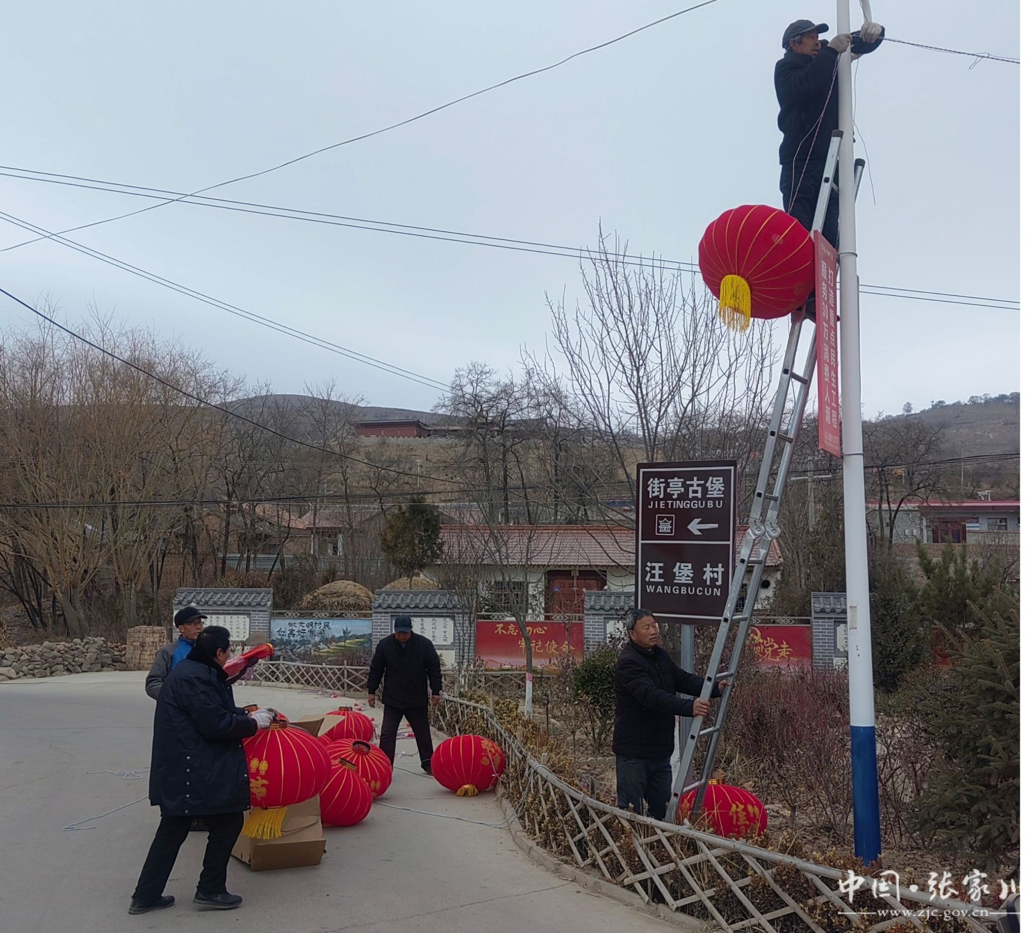 龙山镇:让"志愿红"添彩"新春红"-张家川回族自治县人民政府