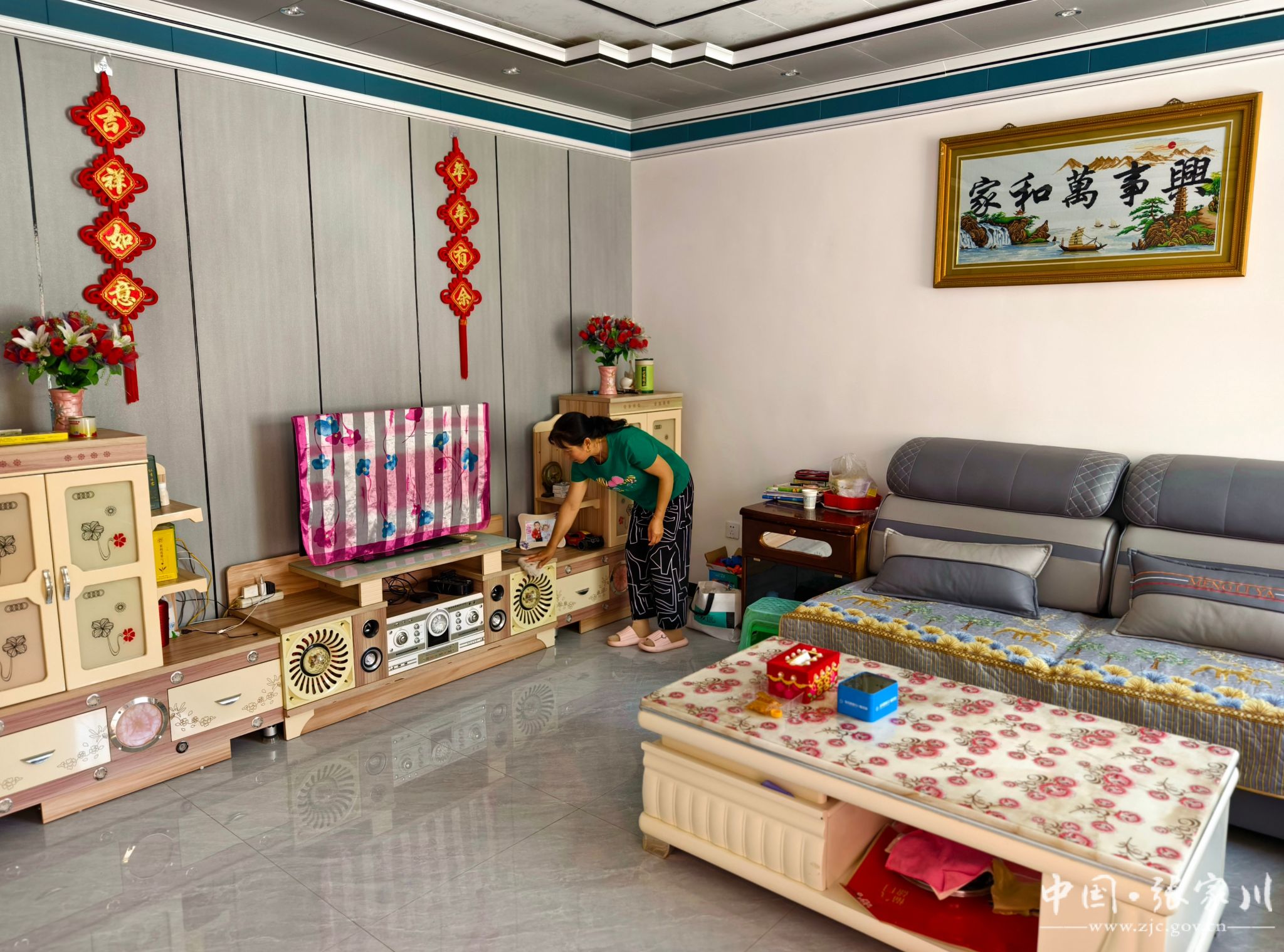 她高兴地说:"我们是从刘山村搬下来的,搬到大阳这个新农村,娃娃上学