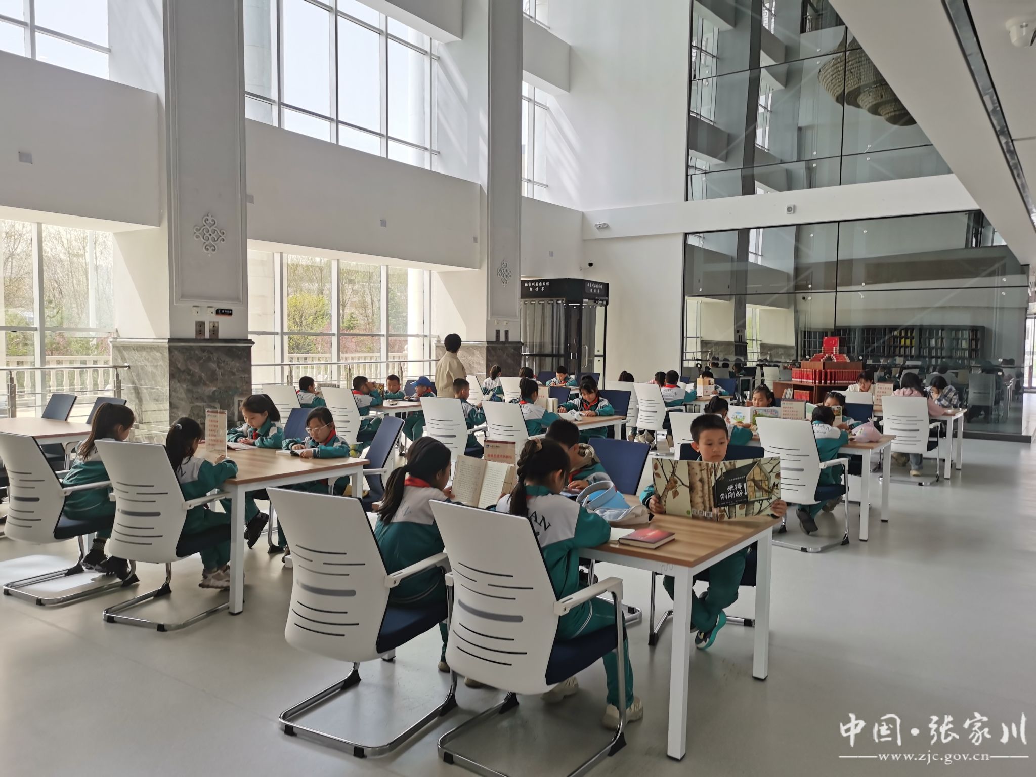 张家川县图书馆联合新建小学开展"世界读书日"主题阅读活动
