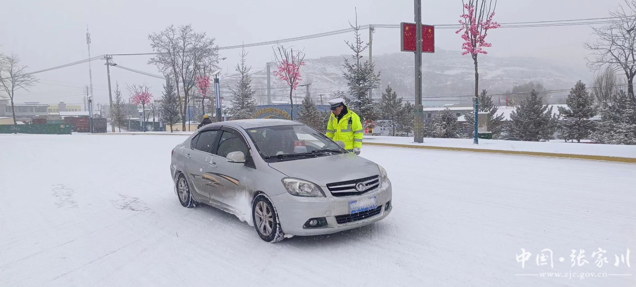 张家川县公安交警全警出动保障路畅人安