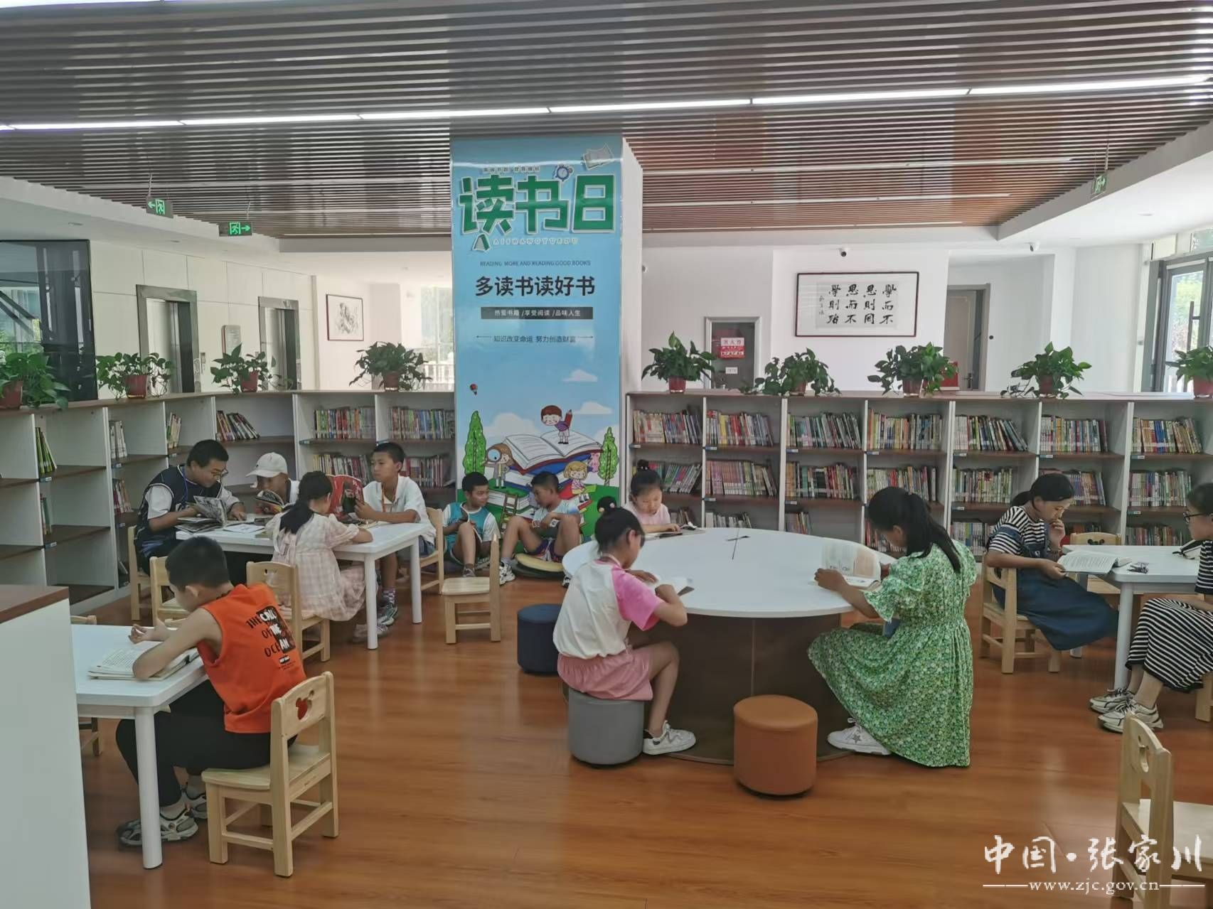 张家川县委组织的暑期青年志愿者服务队,有幸被分派到图书馆服务,在