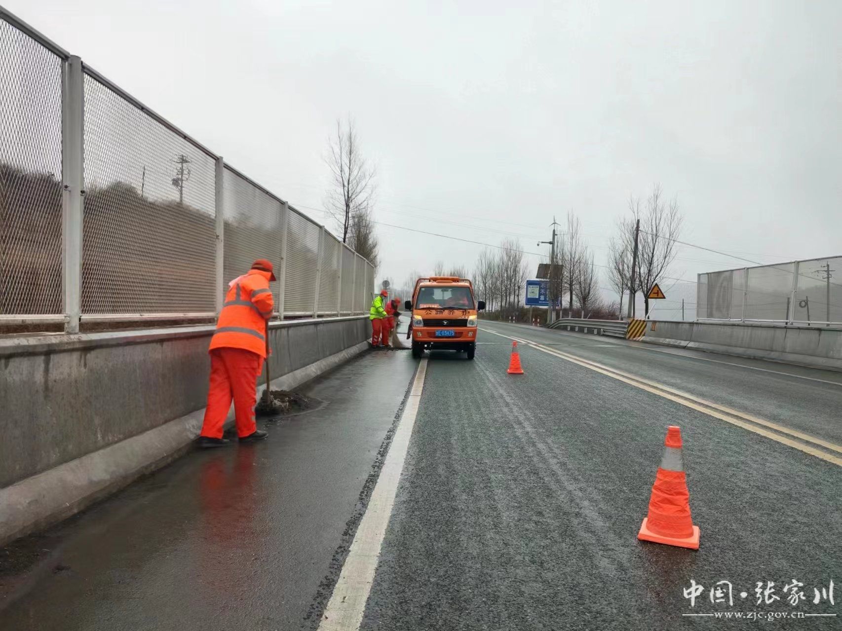 张家川县公路段掀起春季公路养护热潮
