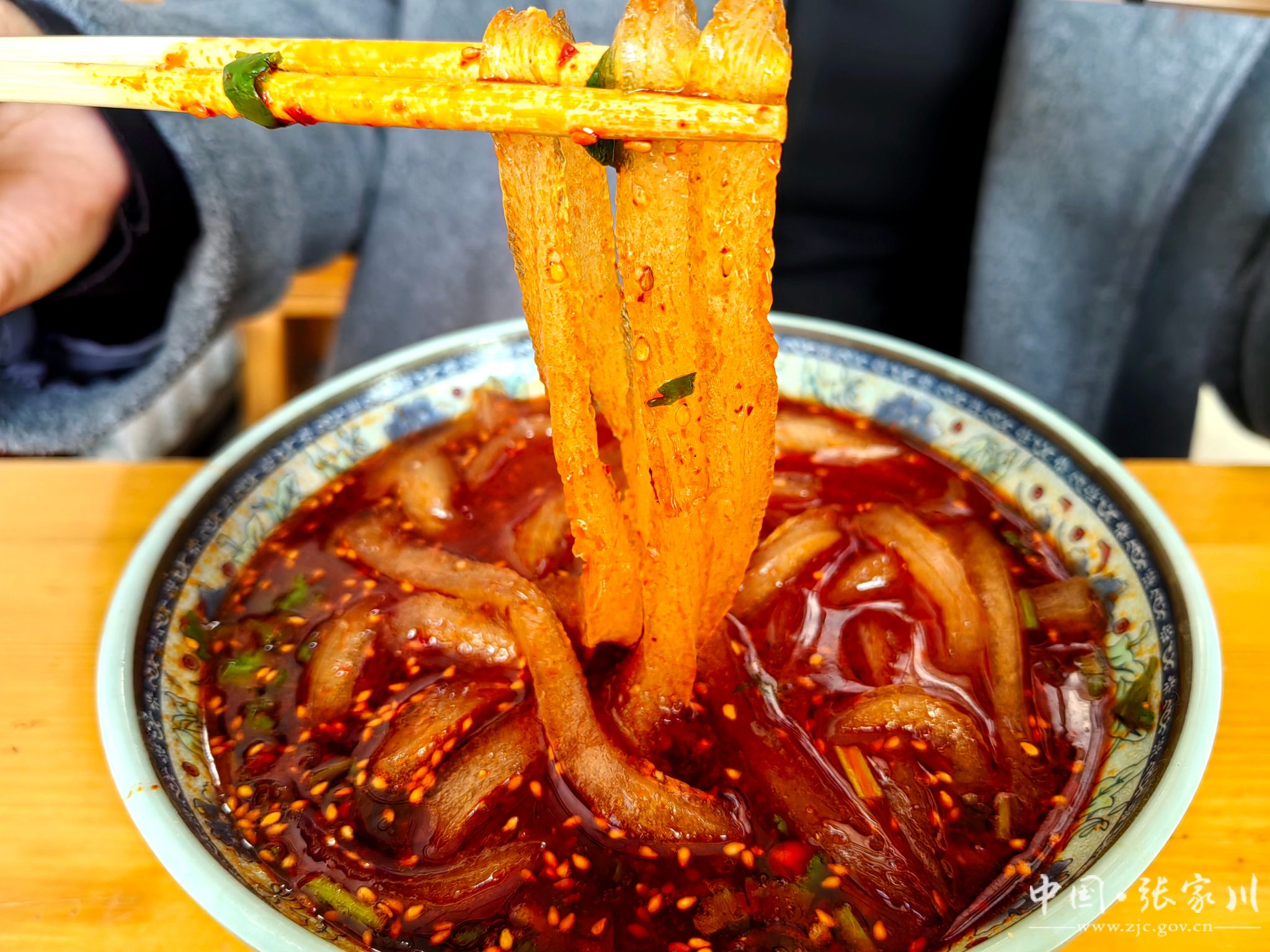 >正文>如果你来,在品尝张家川美食麻辣烫正宗手擀粉,张家川锅盔,炒面