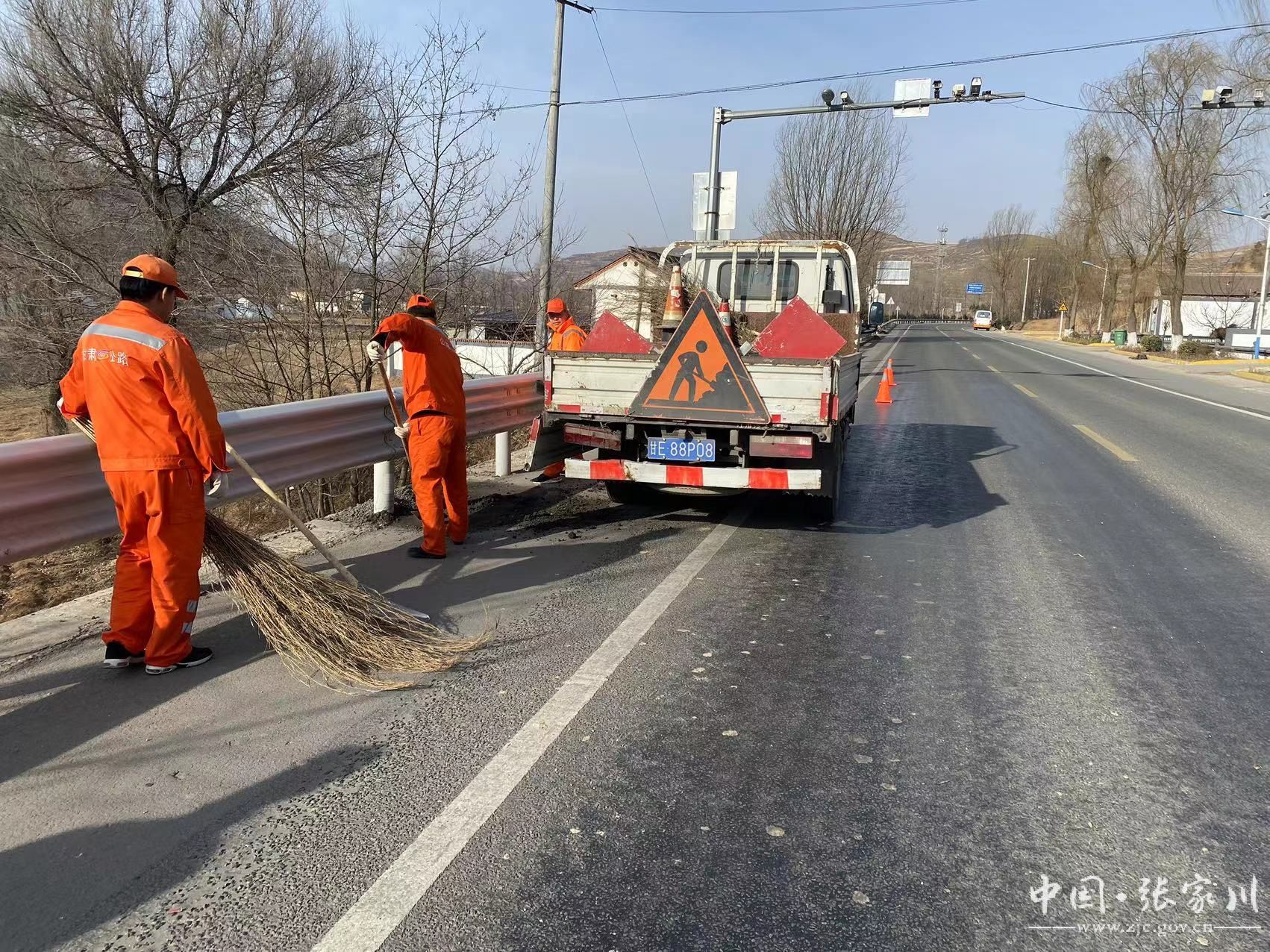 张家川县公路段掀起春季公路养护热潮