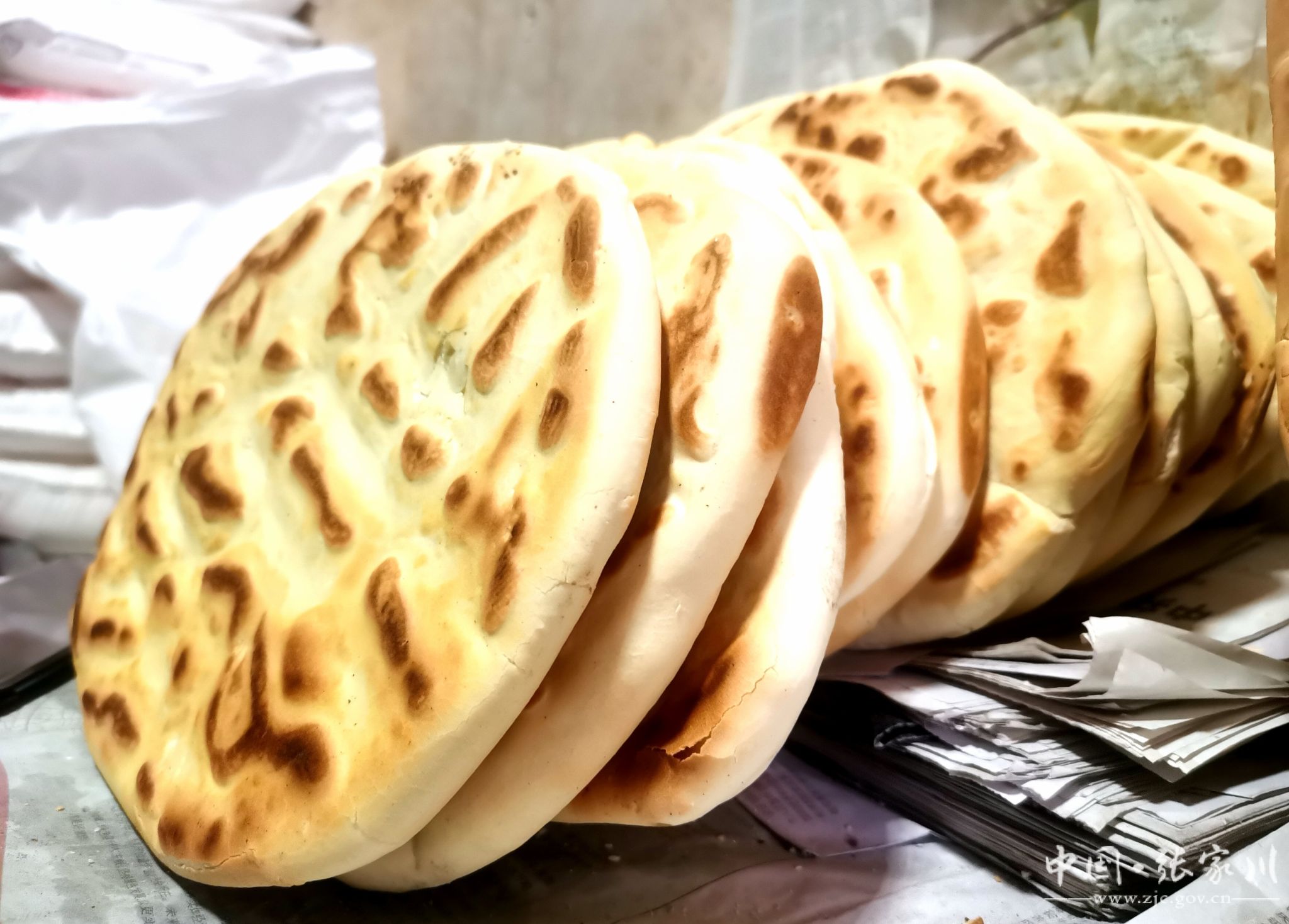 张家川美食麻辣烫遇见了干面锅盔