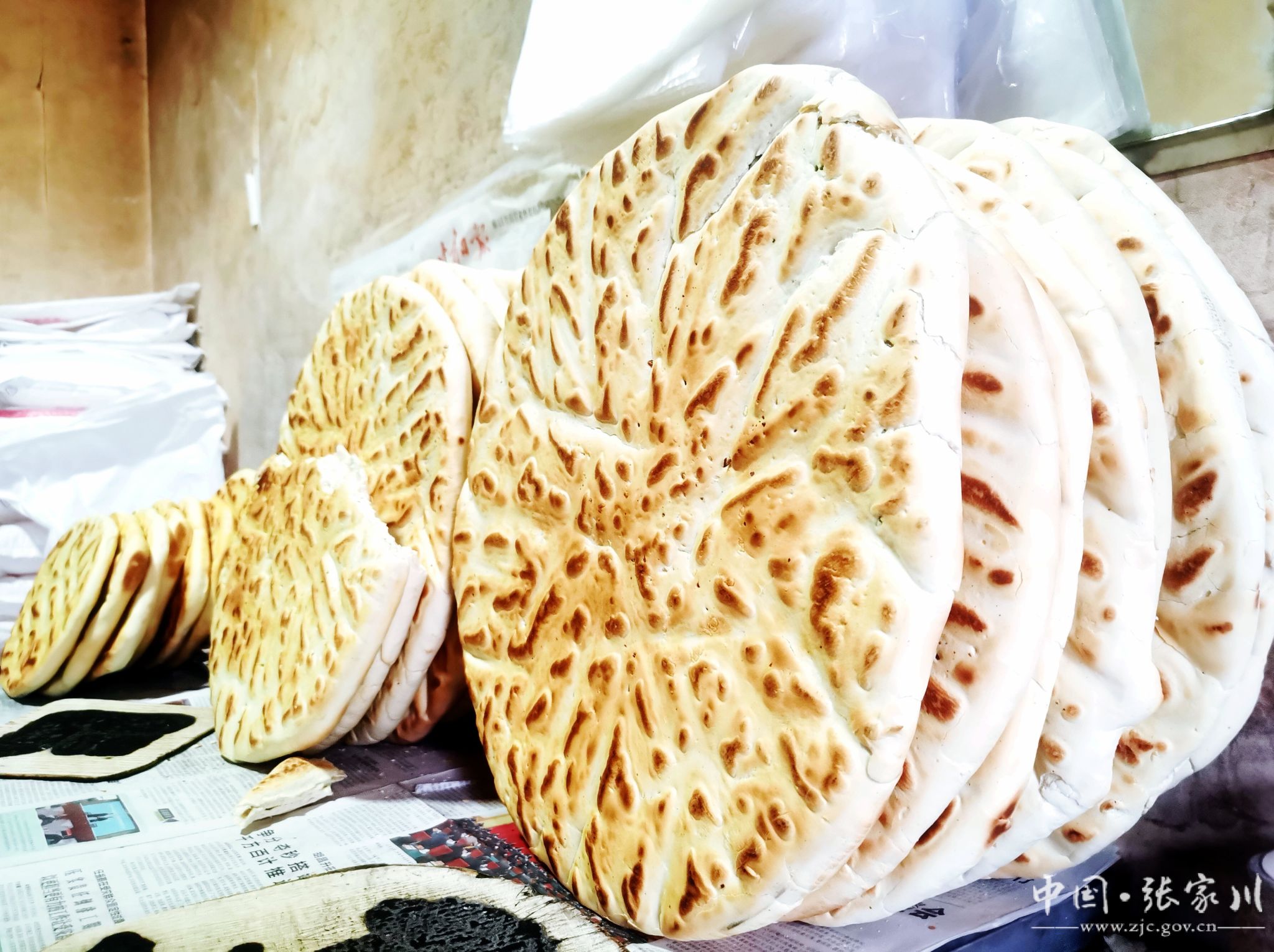 张家川美食麻辣烫遇见了干面锅盔