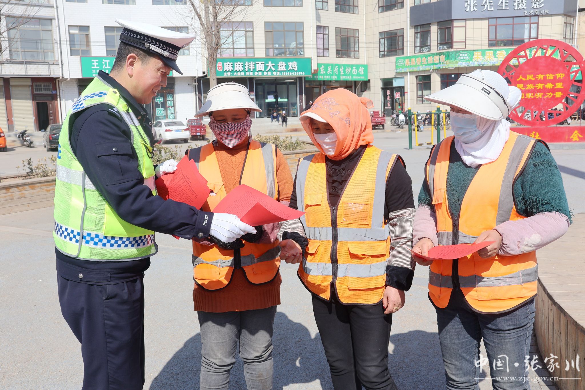 张家川县公安交警强化进城务工人员交通安全宣传教育
