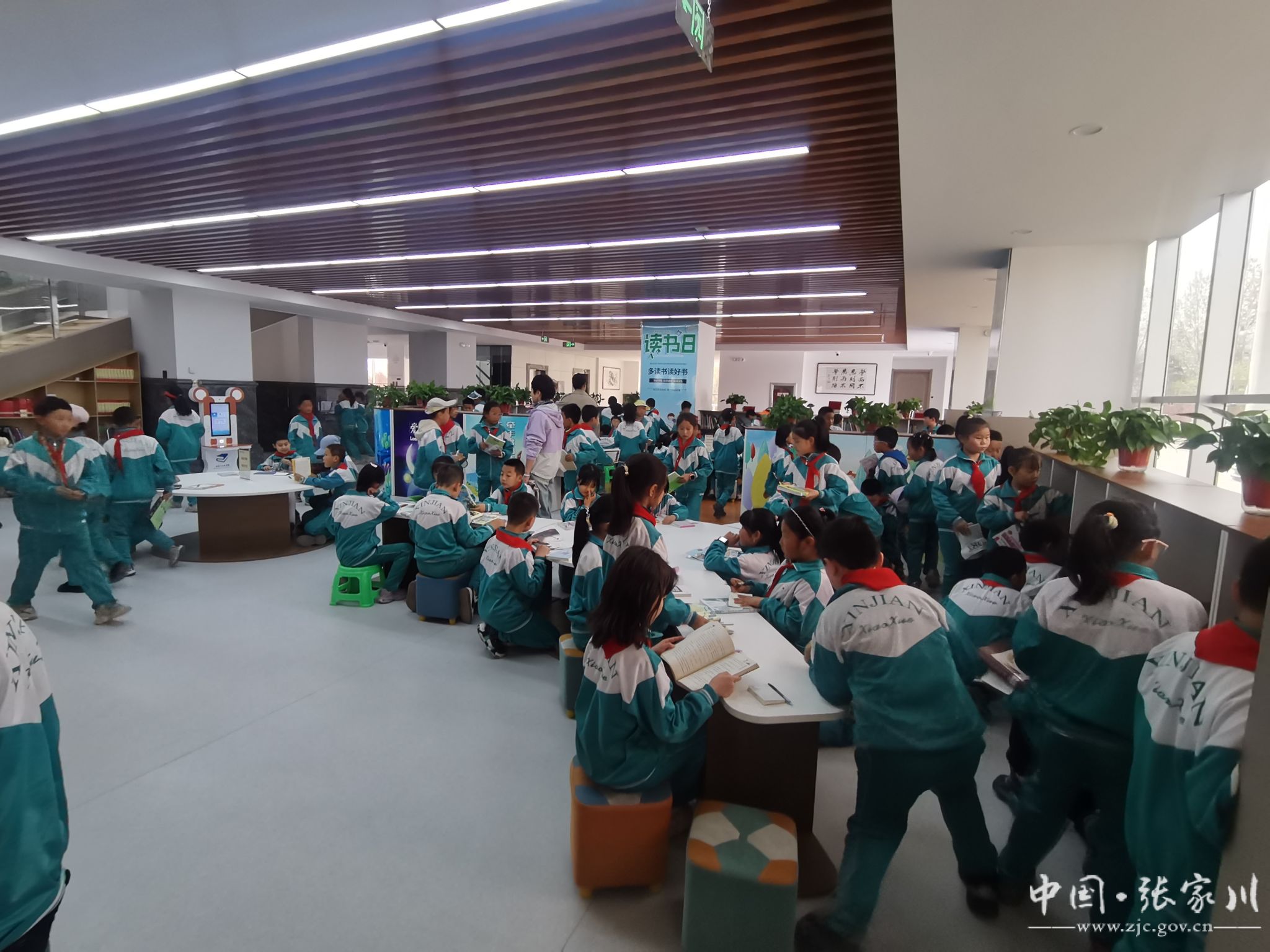 张家川县图书馆联合新建小学开展"世界读书日"主题阅读活动