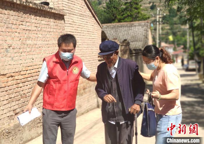 甘肃女干部走村入户12年:村民挪“穷窝” 留守者增收“有门” 甘肃女干部走村入户12年:村民挪“穷窝”留守者增收“有门”